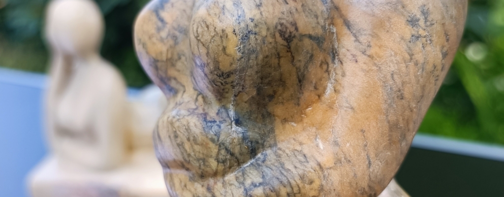 Skulptur einer Dame von Gertrud Milthaler